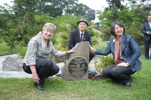 Mayor DAZIEL, Mayor ITO, and Chairman David Bolam-Smith unveiling the 40th Anniversary Garden